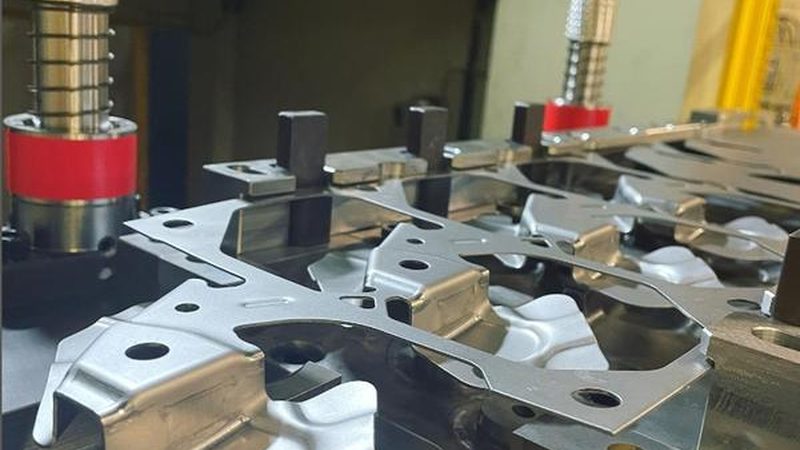 拉伸模具与折弯模具：工艺差异解析与应用场景